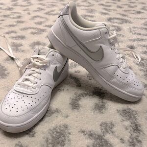 Nike White and Gray Women's Shoes Size 9